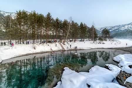 冬季山地湖和树木之间的山岭天气季节日落反射池塘木头全景天空蓝色森林图片