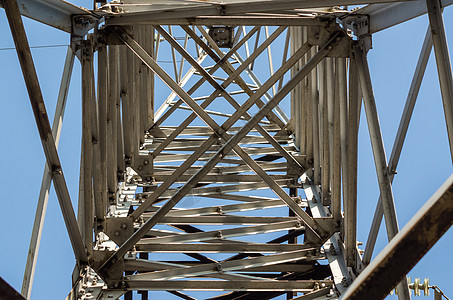 高电压线塔楼结构的断裂碎片电缆技术力量蓝色电线金属工程电压框架活力图片