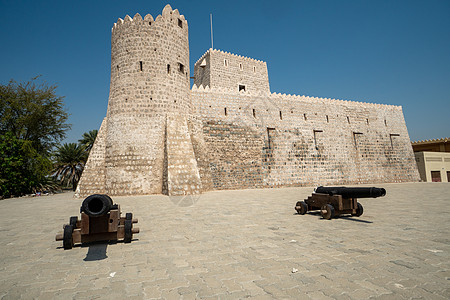 阿联酋Fujairah的Kalba Fort太阳建筑学干旱历史性蓝天活动沙漠防御绿洲地形图片