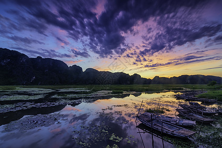 越南宁平Van Long自然保护区有船的风景自然湿地绿色天空旅行碧洞游客土地旅游农业图片