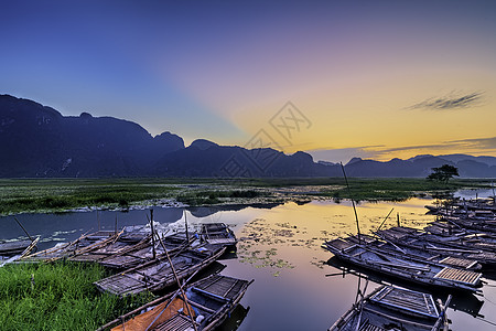 越南宁平Van Long自然保护区有船的风景场地旅游绿色旅行游客三谷湿地碧洞农业土地图片