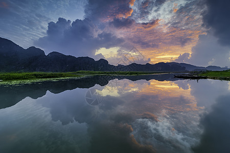 越南宁平Van Long自然保护区有船的风景湿地三谷旅行农业天空绿色游客场地土地自然图片