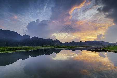 越南宁平Van Long自然保护区有船的风景旅行碧洞三谷旅游农业游客场地土地天空绿色图片