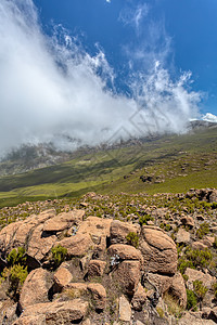 贝勒山景观蓝色爬坡游客石头大自然荒野高原保护区旅行森林图片