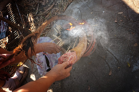 那个男人烧了牛尾 烹饪THAI奥尾汤厨师盘子文化肉丸桌子午餐面条饮食餐厅蔬菜图片