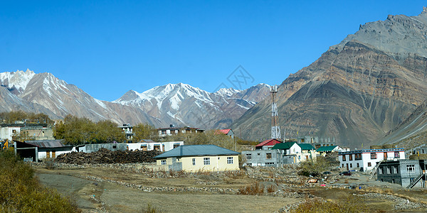 喜马拉雅山麓的村庄 喜马拉雅风景如画的山谷山麓小丘的小村庄 白雪皑皑的山脉山麓小丘上美丽的印度风景 卡扎印度图片