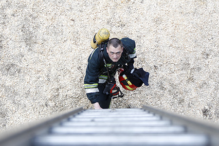 消防员 灭火 救援工作 救援人员演练图片