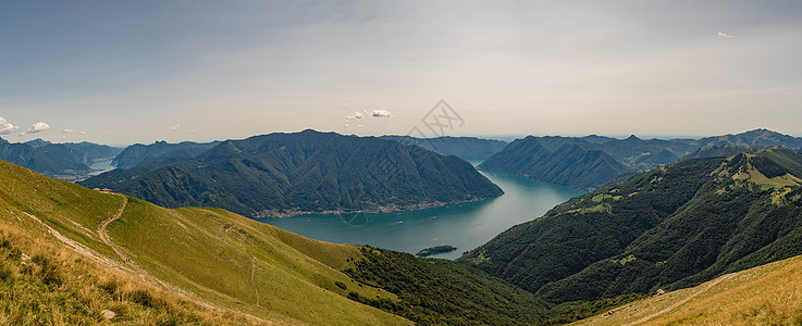 科莫湖全景波峰石头灌木丛蓝色高山顶峰森林风景踪迹爬坡图片