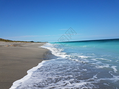 海洋水和海滩沙滩上的海浪支撑天空沿海海岸波浪蓝色图片