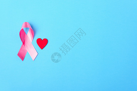 乳腺癌月概念 平坦的顶部视野 粉色丝带和机构药品乡村外科医生背景病人蓝色治疗疾病图片