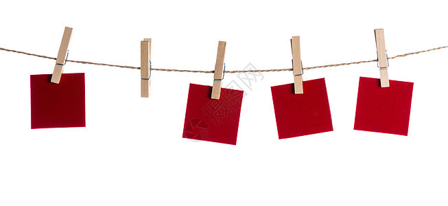将一组空白便条保存在字符串分隔符上红色床单细绳记事本贴纸木头正方形夹子绳索概念图片