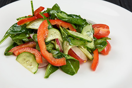 白色盘子上的蔬菜沙拉黄瓜饮食养分农业市场萝卜树叶小吃洋葱食物图片