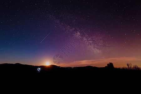 黑森林中的大气之夜冒险夜空娱乐光绘天堂星星月亮草地衣服爬坡图片