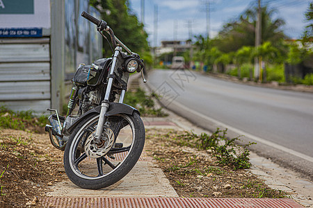 公路附近的旧式摩托车图片