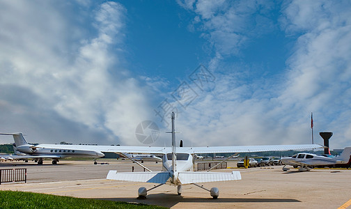 小型机场后方的Prop Plane图片