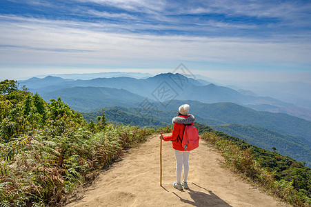 青年在泰国清迈的山顶上行走旅行爬坡踪迹女士岩石成功背包男人运动自由图片