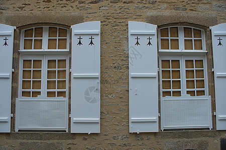 两扇窗户 石墙上有旧式百叶窗图片