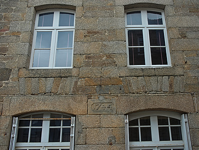 传统的法国石块建筑 有许多窗户城市地标石头观光旅游白色景观文化街道建筑学图片