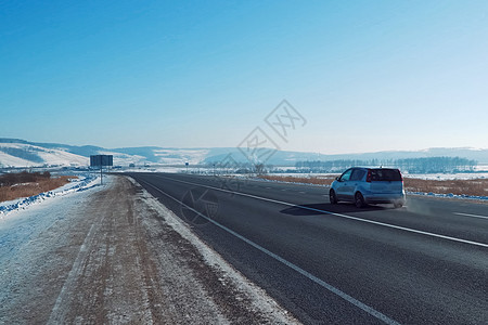 冬季的汽车在赛道上农村旅行状况驾驶天气蓝色季节运输暴风雪运动图片