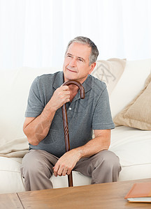 成熟 体贴心的男人 在床上用手杖走路甘蔗退休老年病人援助疾病护理图片