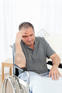 坐在轮椅上头痛的老年人保险医疗医疗保险椅子扶手椅保健帮助车轮男性退休图片