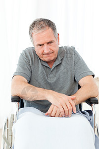 退休男子坐在轮椅上医疗老年人祖父扶手椅椅子男人保健帮助培育车轮图片