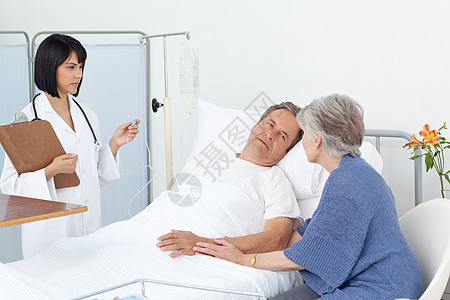 护士和在医院的一对夫妇男人丈夫保健女性医生考试药品男性疾病老年图片