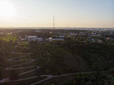 这座城市的通风公路空中顶楼航班交通沥青土地全景场景天线路线季节缠绕图片