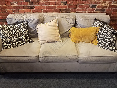 灰沙发或带有黑白和黄色枕头的沙发图片