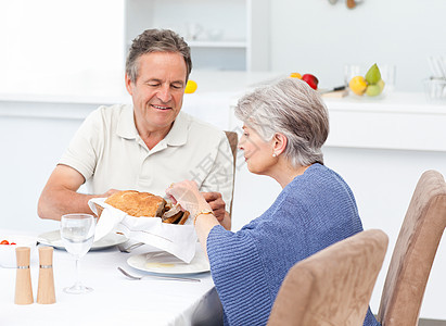 退休夫妇在厨房吃晚饭夫妻男人喜悦生活蔬菜食物女性妻子丈夫烹饪图片