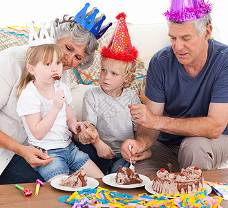 家里人一起吃生日蛋糕的拥抱女士喜悦姐姐桌子蜡烛庆典祖母快乐兄弟图片