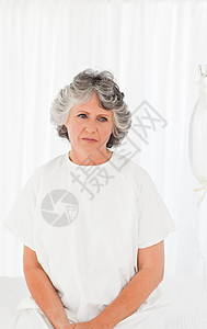 悲哀的女人在她的卧室里白色保健病人静脉退休流感卫生女士医院收容所图片