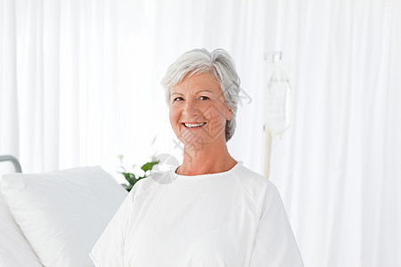 快乐的女人看着医院的摄像机医疗治疗卫生老年感染女性静脉女士保健轮床图片