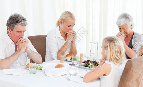 美丽的家人在餐桌上祷告女性桌子男人孩子们儿子家庭生活信仰父亲精神图片