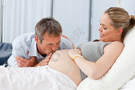 男人亲吻妻子女性帮助夫妻母亲怀孕诊所睡衣幸福病人丈夫图片