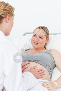 护士安慰孕妇病人的放心腹部女士说谎妻子婴儿女性怀孕几个月幸福父母图片