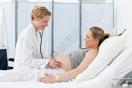 护士安慰孕妇病人的放心幸福妻子母性几个月生活母亲说谎享受怀孕情感背景图片