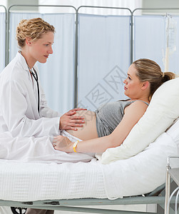 护士安慰孕妇病人的放心生活妻子婴儿享受情感白色腹部幸福女士女性背景图片