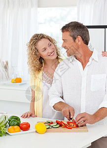 一对夫妇一起在厨房做饭香料乐趣男人食物夫妻菜肴蔬菜午餐洋葱草药图片