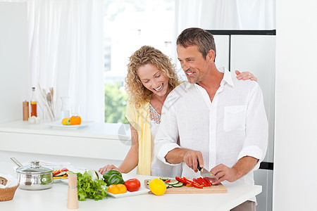 一对夫妇一起在厨房做饭蔬菜快乐午餐盘子烹饪幸福男人勺子味道香料图片