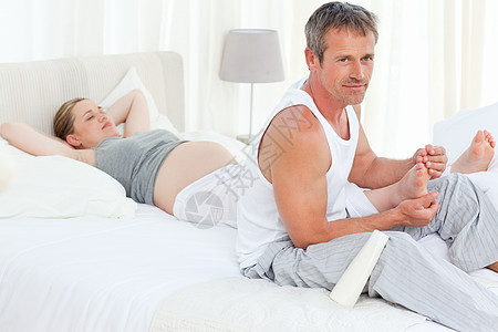 未来父母在床上夫妻女士微笑母亲父亲男人男性婴儿情感母性图片