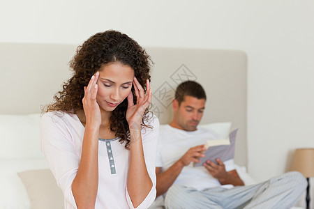 丈夫在读书时头痛的女学生离婚妻子思考房子疼痛并发症夫妻男人分歧女士背景图片
