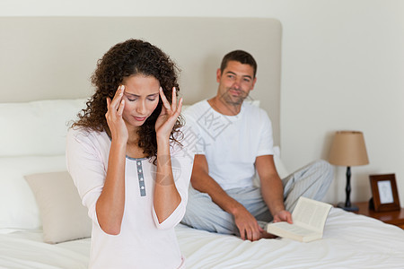 丈夫在读书时头痛的女学生房子并发症沉思男人妻子离婚夫妻女士思考分歧背景图片