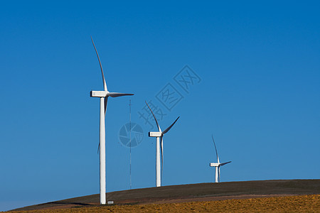 山顶可持续能源上的风力涡轮机图片