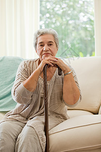 长高的女人带着她的徒步手杖智慧衬衫倾斜沉思女性肩膀退休公民老年皱纹图片