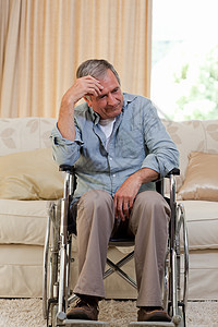 坐在轮椅上的年长男子座位医疗保险男性祖父丈夫男人车轮保险扶手椅老年图片