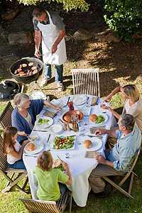 家人在花园里吃饭水果沙拉祖父孩子们祖母家庭丈夫果汁火腿男人图片