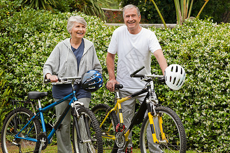 成年夫妇骑着自行车走路退休女性夫妻微笑女士男人两个人享受农村男性图片