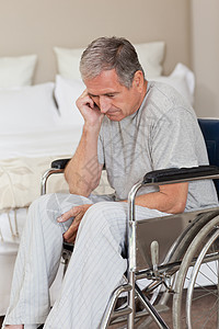 坐在轮椅上深思熟虑的老人帮助扶手椅男性截肢保健医疗椅子车轮座位医疗保险图片