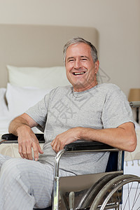 在家轮椅上微笑的老年男子扶手椅男人老年人卫生退休座位保健椅子医疗保险祖父图片